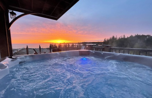 Northern Bruce Peninsula Villa | *The Aqorpions Villa* Stunning Waterfront with Hot Tub,Tobermory
