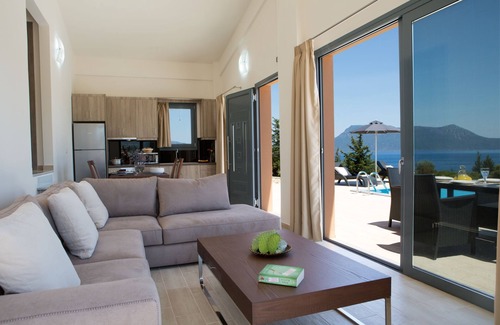 Meganisi Villa | La arquitectura es un ejemplo perfecto de la belleza en un estilo típico jónico