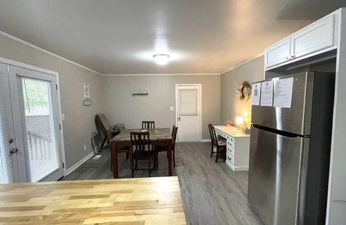 Center Point Casa | The Argonne / Stylish Contemporary Comfortable