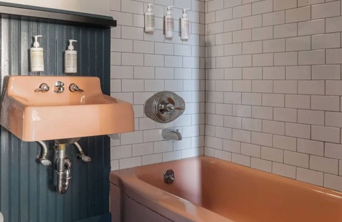 Livingston Manor Hotel | The Arnold House