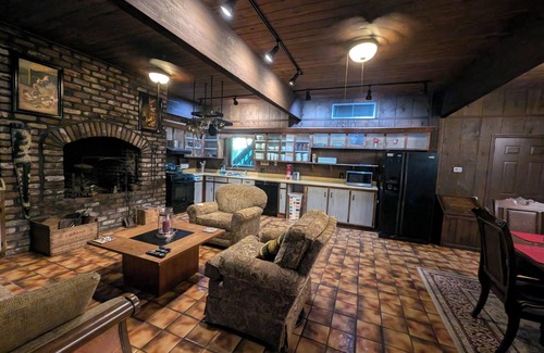 Goose Creek Casa | The Art History House, indoor heated pool, 3 bedrooms, with two kitchens