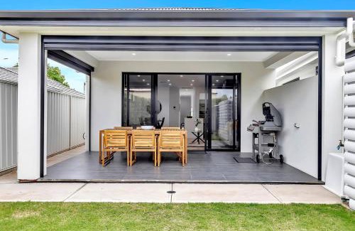 Flinders Park Casa | The Art of Zen - Modern Comfort between Beach and CBD