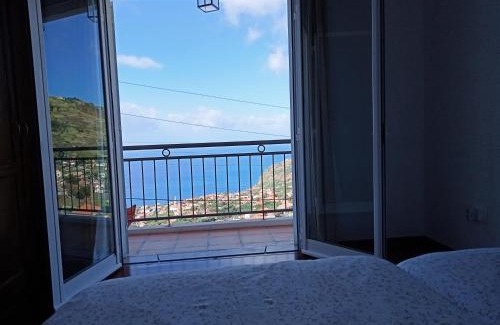 Arco da Calheta Casa | THE ARTIST GUEST HOUSE Room Only with Shared Breakfast Area