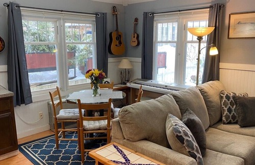 Meredith Cabaña | The Artists Cottage is located in Meredith, NH right in the heart of the Lake Winnipesaukee area!