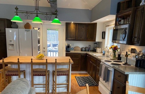 Meredith Cabaña | The Artists Cottage is located in Meredith, NH right in the heart of the Lake Winnipesaukee area!