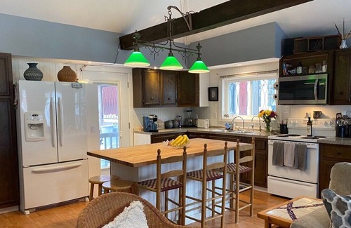 Meredith Cabaña | The Artists Cottage is located in Meredith, NH right in the heart of the Lake Winnipesaukee area!
