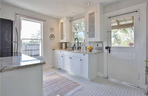 Gulf Gate Estates Cabaña | The Ashton Retreat- Vibrant and Chic Cottage 5 minutes from the Beach!