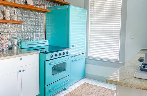 Gulf Gate Estates Cabaña | The Ashton Retreat- Vibrant and Chic Cottage 5 minutes from the Beach!