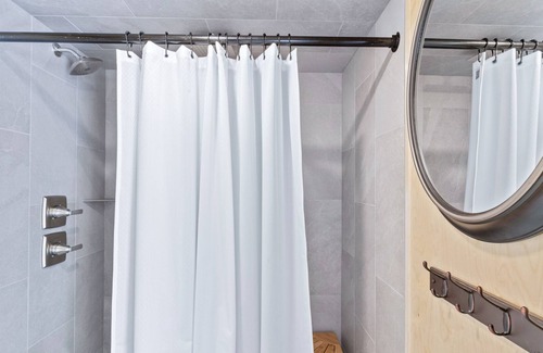 Lupton City Cabina | The Atlas Cedar Treehouse at Treetop Escapes