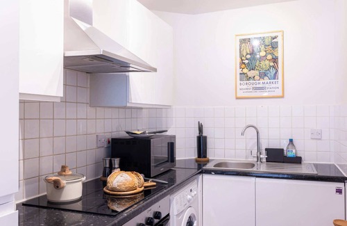 Vincent Square Apartamento | The Atrium: High Ceilings & Workspace, Victoria