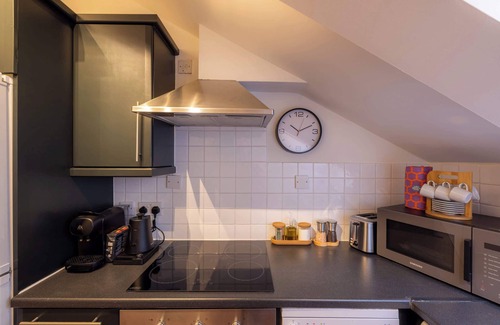 Vincent Square Apartamento | The Atrium: High Ceilings & Workspace, Victoria