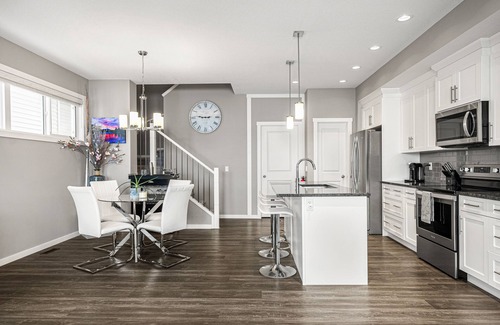 Cochrane Casa | The Aurora Abode w/ Private Hot Tub - Upper Suite
