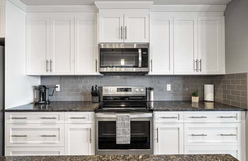 Cochrane Casa | The Aurora Abode w/ Private Hot Tub - Upper Suite