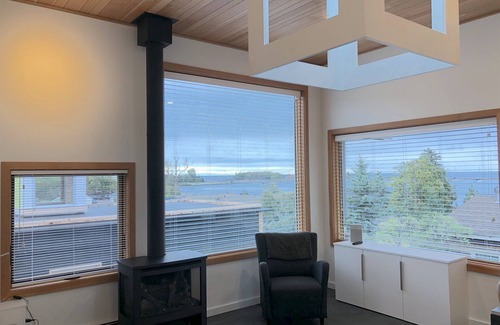 Grand Marais Casa | La aurora, un nuevo contemporáneo orgánico impresionante con una vista completa del puerto.