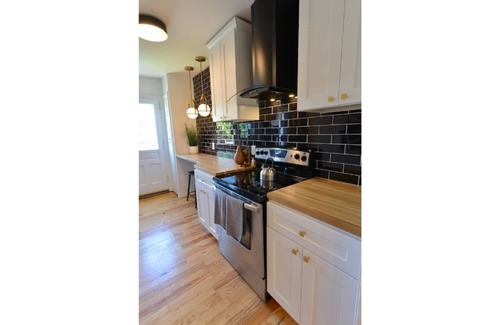 Grandview Heights Apartamento | The Avenue Hot Tub Patio King Bed Pet Friendly Fast WiFi Gem of Grandview