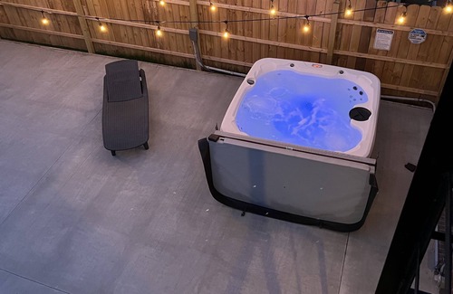 Grandview Heights Apartamento | The Avenue Hot Tub Patio King Bed Pet Friendly Fast WiFi Gem of Grandview
