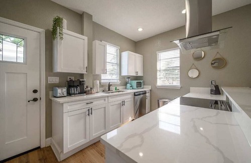 Tampa Apartamento | "The Aviator Flat" - 3BR Apt|Fire Pit|Grill