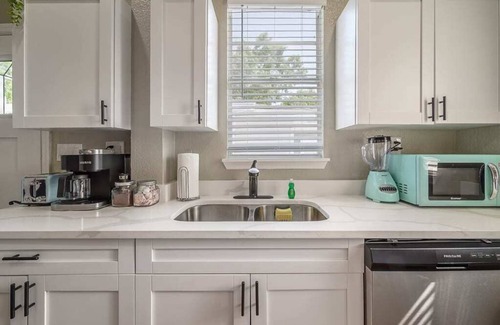 Tampa Apartamento | "The Aviator Flat" - 3BR Apt|Fire Pit|Grill