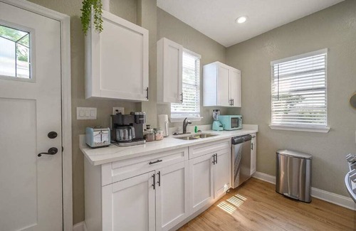 Tampa Apartamento | "The Aviator Flat" - 3BR Apt|Fire Pit|Grill