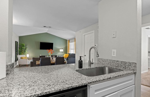 Pleasant Valley Apartamento | The Avocado: Pool, Gym, Sleeps 12 - Near ACL, Downtown Austin & Barton Springs