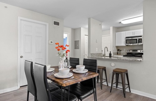 Pleasant Valley Apartamento | The Avocado: Pool, Gym, Sleeps 12 - Near ACL, Downtown Austin & Barton Springs