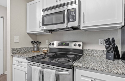 Pleasant Valley Apartamento | The Avocado: Pool, Gym, Sleeps 12 - Near ACL, Downtown Austin & Barton Springs