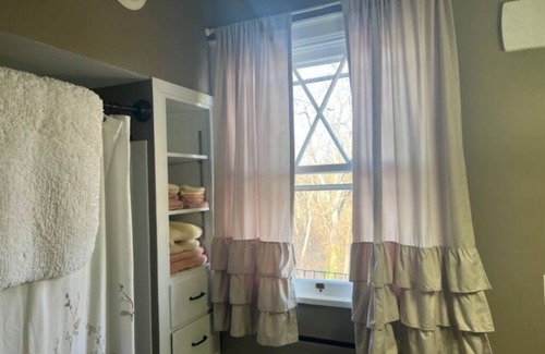 Woodsfield Apartamento | The Azalea Room w/ Queen Bed