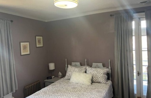 Woodsfield Apartamento | The Azalea Room w/ Queen Bed