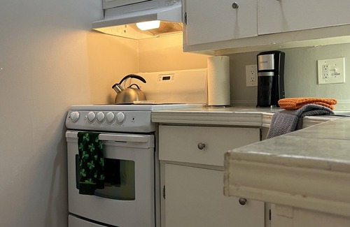 South London Apartamento | The Bachelor Pad-In the Heart of Wortley Village!