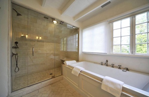 Village of East Hampton Cama Y Desayuno | The Baker House 1650