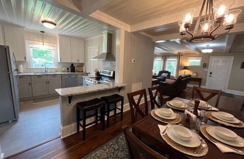 Washington Casa | The Baker House on E. 4th with 2 Living Rooms!