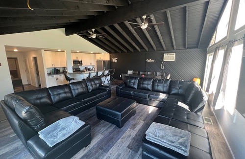 Sandusky Apartamento | The Bam Bam Suite Above Bedrock Tavern