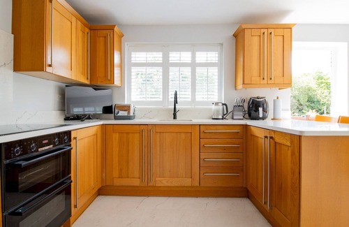 Hastings Casa | The Bar & Bubbles Retreat - Hot Tub & Games Room! | Pass the Keys