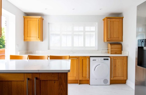 Hastings Casa | The Bar & Bubbles Retreat - Hot Tub & Games Room! | Pass the Keys