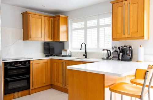Hastings Casa | The Bar & Bubbles Retreat - Hot Tub & Games Room! | Pass the Keys