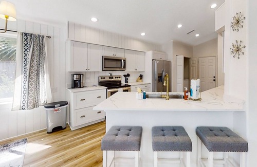 Indian Trails Casa | The Barefoot Bungalow | House in Palm Coast with an enclosed pool & grill