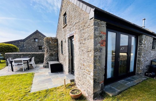 Castlemartin Cabaña | The Barn and Chaffhouse, Rural, Pet Friendly Traditional Welsh Barn Conversion,