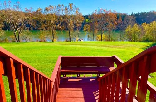 Luray Casa | The Barn at Evermore: riverfront retreat w/hot tub