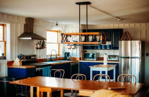 Luray Casa | The Barn at Evermore: riverfront retreat w/hot tub