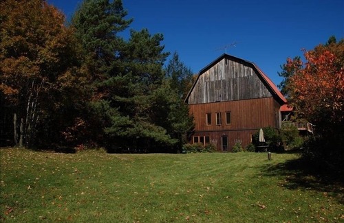 La Peche Casa | The Barn: un lugar de reunión, 80 acres que bordean el parque Gatineau