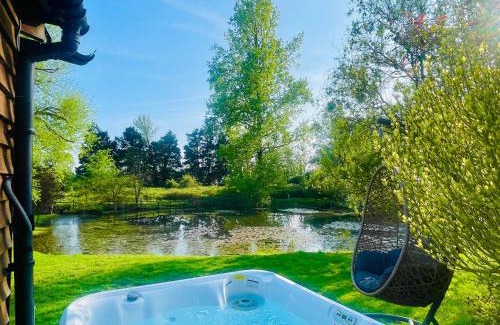 Ringmer Apartamento | The Barn cottage with hot tub overlooking the lake