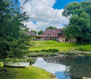 Ringmer Apartamento | The Barn cottage with hot tub overlooking the lake