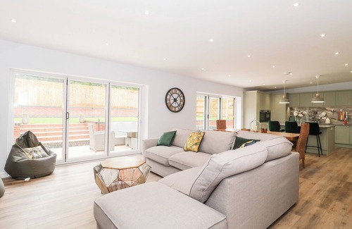 Lytchett Matravers Cabaña | THE BARN, family friendly, with hot tub in Lytchett Matravers