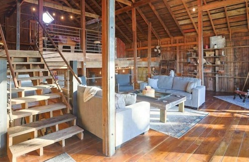 Waldron Casa | The Barn on 7