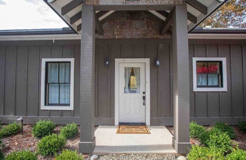 Scaly Mountain Cabaña | The Barrel Room Cottage - Mountain Vineyard Getaway