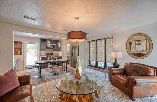 Garden Oaks Casa | The Barry 2BR 2BA House in the Heart of Oak Forest