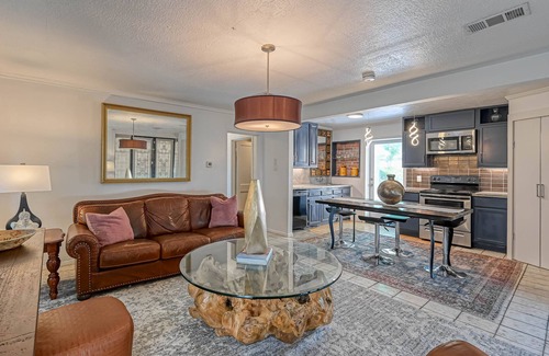 Garden Oaks Casa | The Barry 2BR 2BA House in the Heart of Oak Forest