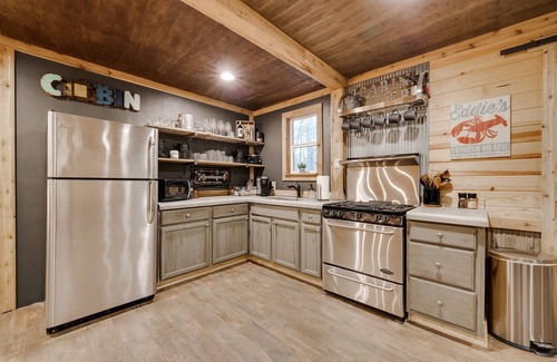 Bismarck Casa | The Base Cabin 🌟 Hot Tub 🌟 Walking Distance to Lake Degray