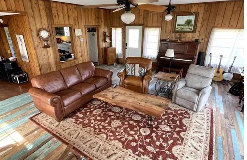 Jeddo Otro | The Baugh Farm-Country Living near ATX
