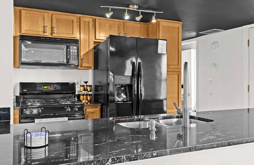 Cherokee Triangle Apartamento | The BAX: 3 Story Retreat w/ Patios in Highlands